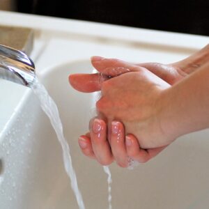 Arti Mimpi Mencuci Tangan dengan Air Dingin Saat Kerja Secara Umum