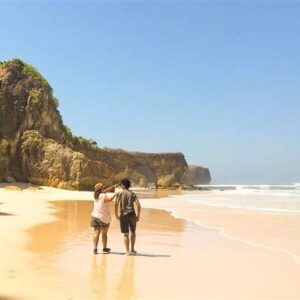 pantai mbawana pantai batu bolong yang mempesona